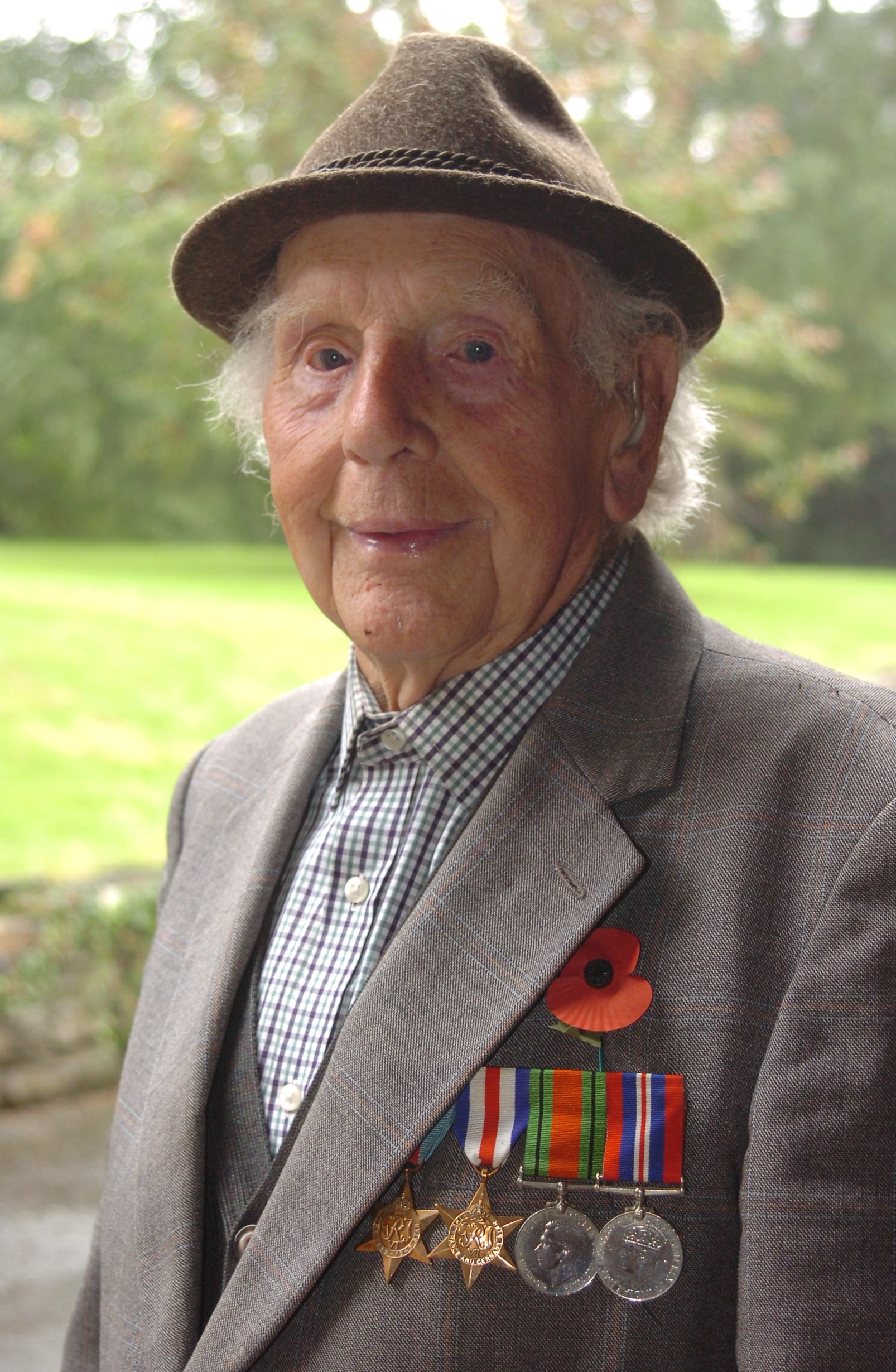 Second World War veteran <b>Alec Haines</b> whose father fought in World War One. - 3189569